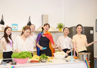 Bùi Quỳnh Hoa cùng dàn thí sinh MIQVN 2023 làm món chay tặng các cụ già