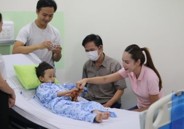 Lê Hoàng Phương hỗ trợ viện phí cho bệnh nhi phẫu thuật tim
