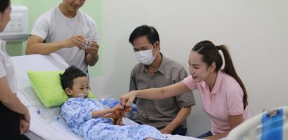 Lê Hoàng Phương hỗ trợ viện phí cho bệnh nhi phẫu thuật tim