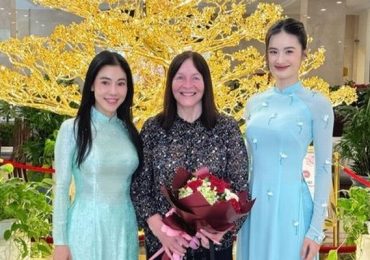 Hoa hậu Ý Nhi đón chủ tịch Miss World Julia Morley đến Việt Nam