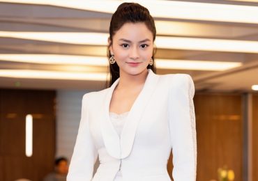 Vũ Thu Phương tặng hai tủ sách cho học sinh Nam Định