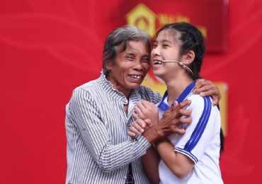 MC Quyền Linh và ‘Mái ấm gia đình Việt’ đến Bình Định để giúp đỡ 18 gia đình em nhỏ mồ côi