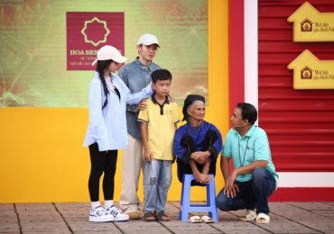 Kay Trần và LyLy xúc động khi chứng kiến hoàn cảnh của các em nhỏ mồ côi