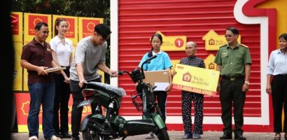 MC Quyền Linh tặng học phí đến hết lớp 12 cho bé gái mồ côi cả cha lẫn mẹ tại Bình Định