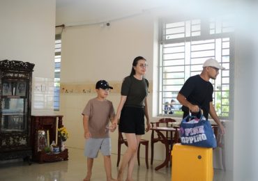 Vợ Huỳnh Đông khiến nhiều người nể phục với cách dỗ dành con trai