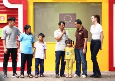 MC Quyền Linh bật khóc khi nhận được bó hoa của bé gái mồ côi làm tặng cha mình
