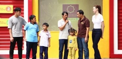 MC Quyền Linh bật khóc khi nhận được bó hoa của bé gái mồ côi làm tặng cha mình