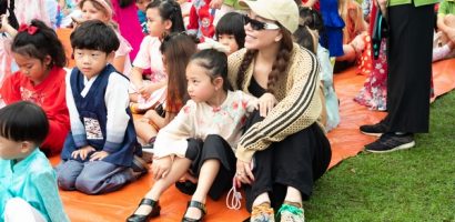 Trà Ngọc Hằng đón Trung Thu cùng con gái