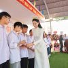 Á hậu Bùi Khánh Linh diện áo dài về thăm trường cũ