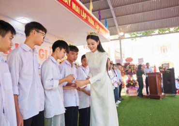 Á hậu Bùi Khánh Linh diện áo dài về thăm trường cũ