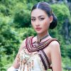Xuân Hạnh diện áo yếm, khoe bờ vai nuột nà giữa cảnh sắc thiên nhiên tuyệt mỹ của Ninh Bình