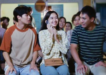 ‘Ngày xưa có một chuyện tình’ biến một sân phơi nông nghiệp thành bối cảnh buổi chiếu phim lưu động
