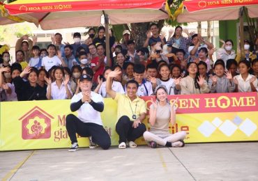 Hoa hậu Khánh Vân và võ sĩ Trương Đình Hoàng bật khóc nức nở trước các hoàn cảnh khó khăn