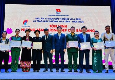 Ông Johnathan Hạnh Nguyễn vinh dự nhận Giải thưởng Vừ A Dính