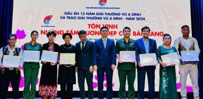 Ông Johnathan Hạnh Nguyễn vinh dự nhận Giải thưởng Vừ A Dính