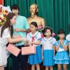 Trà Ngọc Hằng cùng con gái Sofia làm từ thiện