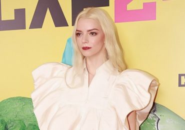 ‘Búp bê sống’ Anya Taylor-Joy gây sốt với váy áo của nhà mốt Việt