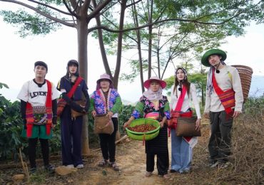 Dàn cast ‘Biệt đội siêu sao’ đi làm miến, hái cà phê cùng bà con Điện Biên