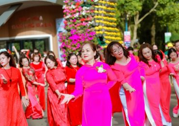 Gần 1.000 phụ nữ Đà Lạt đồng diễn và diễu hành áo dài