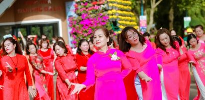 Gần 1.000 phụ nữ Đà Lạt đồng diễn và diễu hành áo dài