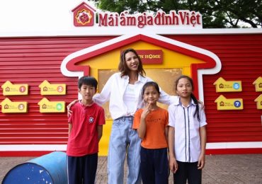 Minh Vương M4U và Minh Triệu cùng người dân phố núi trích tiền túi tặng trẻ em mồ côi