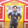 MC Đại Nghĩa dầm mưa dẫn chương trình ‘Mái ấm gia đình Việt’ tại Quảng Bình