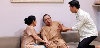 Tiểu Bảo Quốc tiếc tiền đi viện, tự chữa bệnh cột sống bằng cách gõ búa