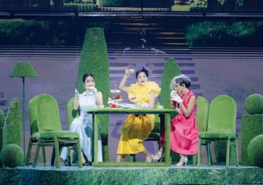 Thu Phương nhào lộn làm mới hit ‘Phố hoa’ của Cẩm Ly cùng Kiều Anh, Thảo Trang