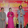 Vợ chồng Việt Hương trao quà Tết cho bà con khó khăn tại TP.HCM