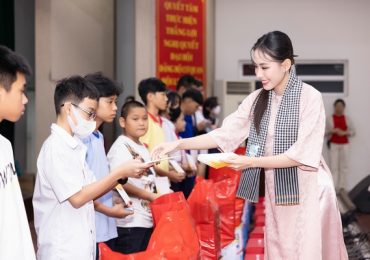 Dàn hoa hậu, á hậu trao 300 triệu đồng đến trẻ em nghèo mùa Tết