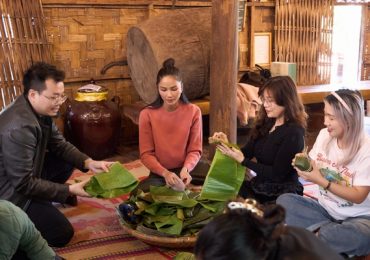 H’Hen Niê cùng gia đình gói 400 đòn bánh tét tặng bà con quê nhà