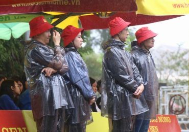Băng Di, Anh Quân và Samuel An đội mưa thực hiện thử thách giúp đỡ các em nhỏ mồ côi