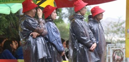 Băng Di, Anh Quân và Samuel An đội mưa thực hiện thử thách giúp đỡ các em nhỏ mồ côi