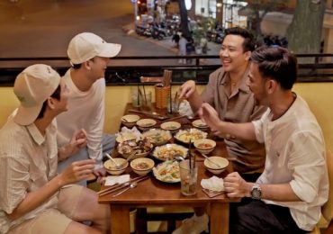 Trấn Thành, Quỳnh Lý ‘càn quét’ quán ốc của Ali Hoàng Dương