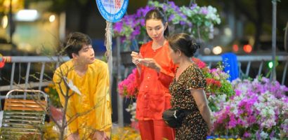 Hoa hậu Thuỳ Tiên cùng Quang Trung bán hoa ngày Tết