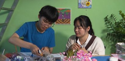 Thần Tài gõ cửa: Khâm phục sự cố gắng của người mẹ khuyết tật một mình nuôi con trai khôn lớn