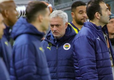 Mourinho bị cấm chỉ đạo 4 trận, nộp phạt hơn 1 tỷ đồng