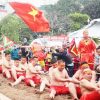 Người dân chen chân xem trai làng ở Hà Nội kéo co ngồi
