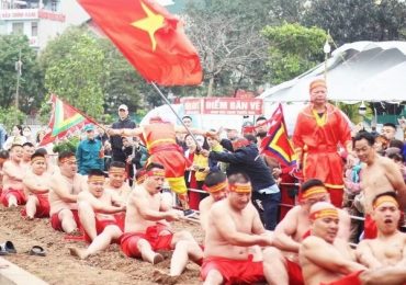 Người dân chen chân xem trai làng ở Hà Nội kéo co ngồi