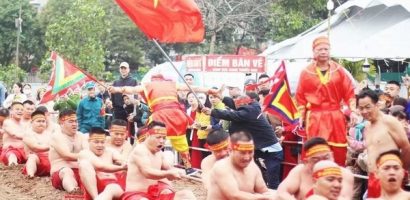 Người dân chen chân xem trai làng ở Hà Nội kéo co ngồi