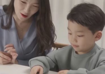 Câu chuyện cuộc sống: Thể hiện tình cảm với con đã lớn như thế nào?