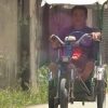Chuyến xe nhân ái: Xót xa hoàn cảnh người cha khuyết tật một mình lam lũ nuôi con