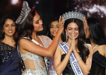 Hoa hậu Ketut Permata Juliastrid trao vương miện cho tân Miss Cosmo India