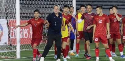 Gáo nước lạnh cho HLV Troussier