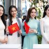 Thanh Thủy, Kiều Duy, Ngọc Hằng tặng cờ Việt Nam đến du khách quốc tế