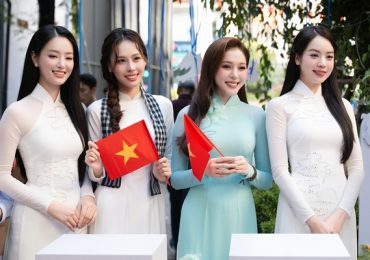 Thanh Thủy, Kiều Duy, Ngọc Hằng tặng cờ Việt Nam đến du khách quốc tế