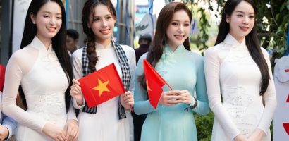Thanh Thủy, Kiều Duy, Ngọc Hằng tặng cờ Việt Nam đến du khách quốc tế