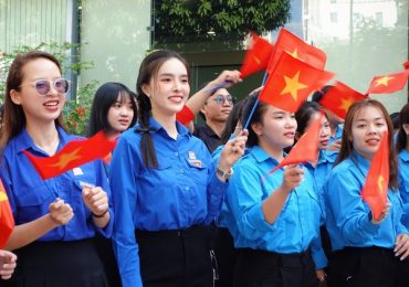 Dàn Hoa Á hậu xúc động tham gia lễ chào cờ ‘Tôi yêu Tổ quốc tôi’