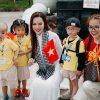 Hoa hậu Hoàng Phương thướt tha trong tà áo dài trắng