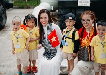 Hoa hậu Hoàng Phương thướt tha trong tà áo dài trắng